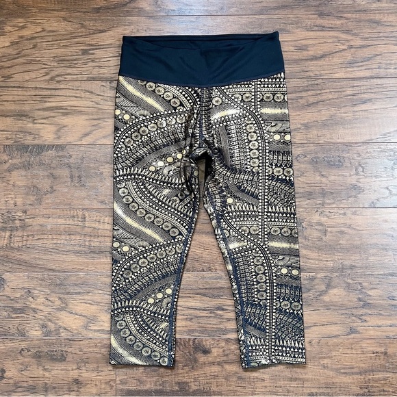 ZUMBA • All Night Metallic Capri Leggings cropped gold foil medallion print - Picture 2 of 11